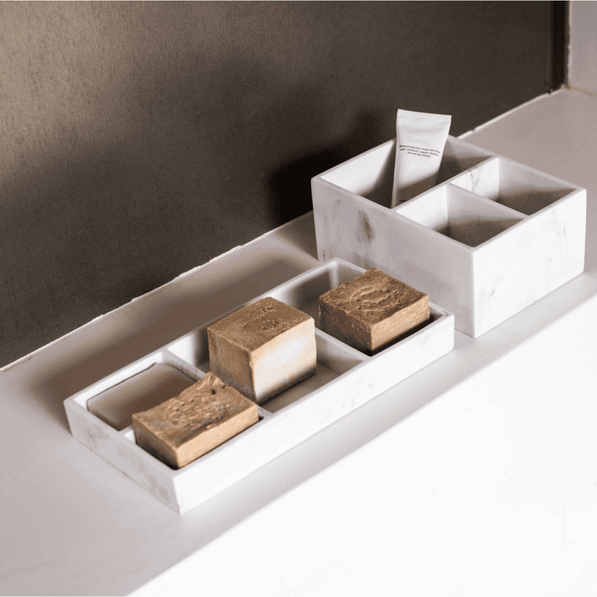 Immagine del prodotto Organizer Alto con 3 Scomparti in Poliresina effetto Marmo 21x15x9 cm | A. House