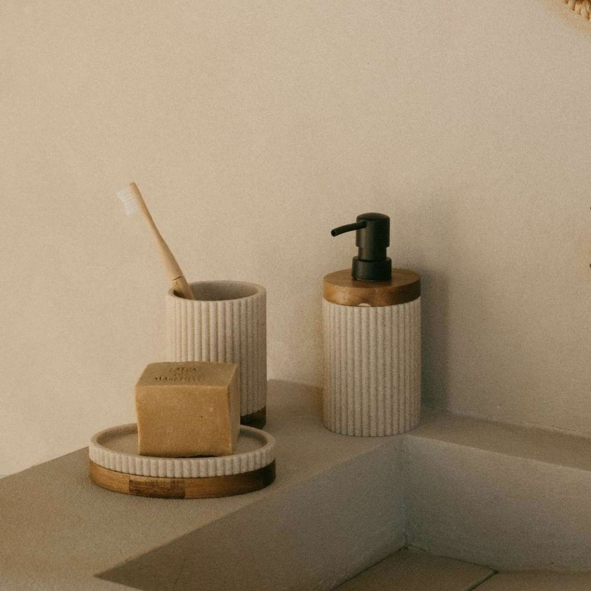 Immagine del prodotto Dispenser Sapone Beige in poliresina/acacia | A. House