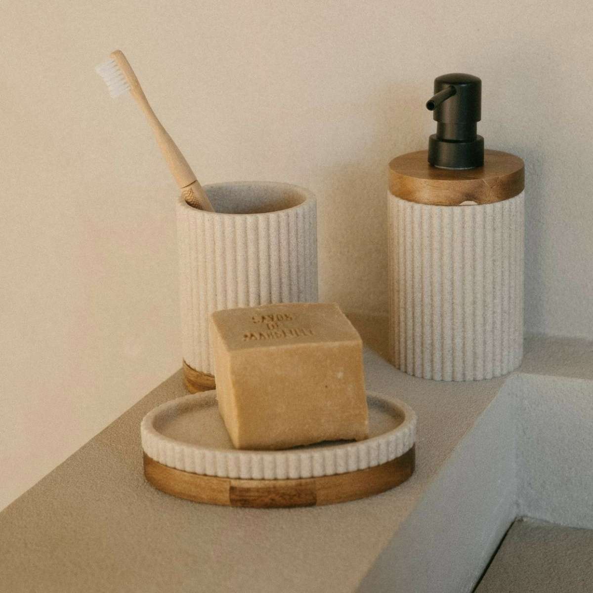 Immagine del prodotto Dispenser Sapone Beige in poliresina/acacia | A. House
