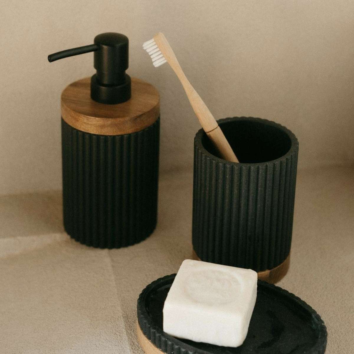 Immagine del prodotto Portaspazzolini Nero in poliresina/acacia | A. House