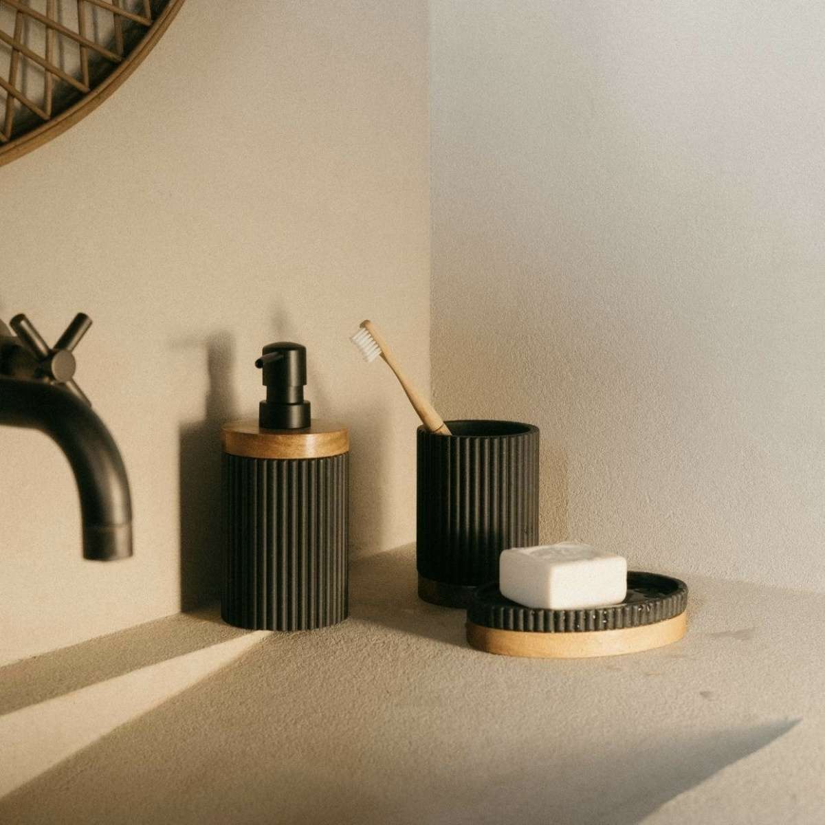 Immagine del prodotto Dispenser Sapone Nero in poliresina/acacia | A. House