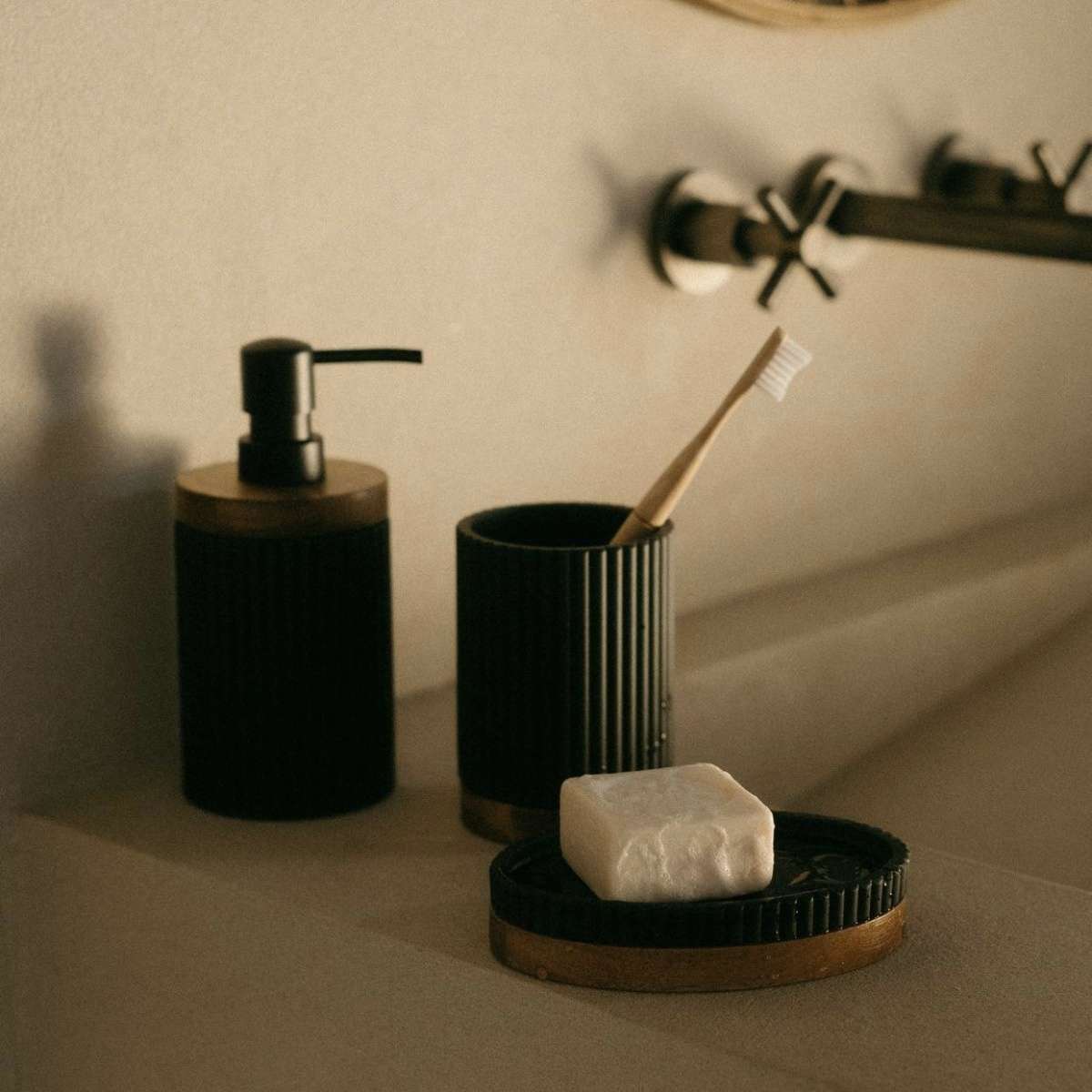Immagine del prodotto Dispenser Sapone Nero in poliresina/acacia | A. House