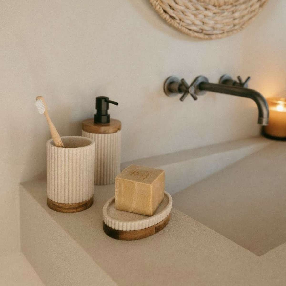Immagine del prodotto Piattino Ovale porta Sapone Beige in poliresina/acacia | A. House