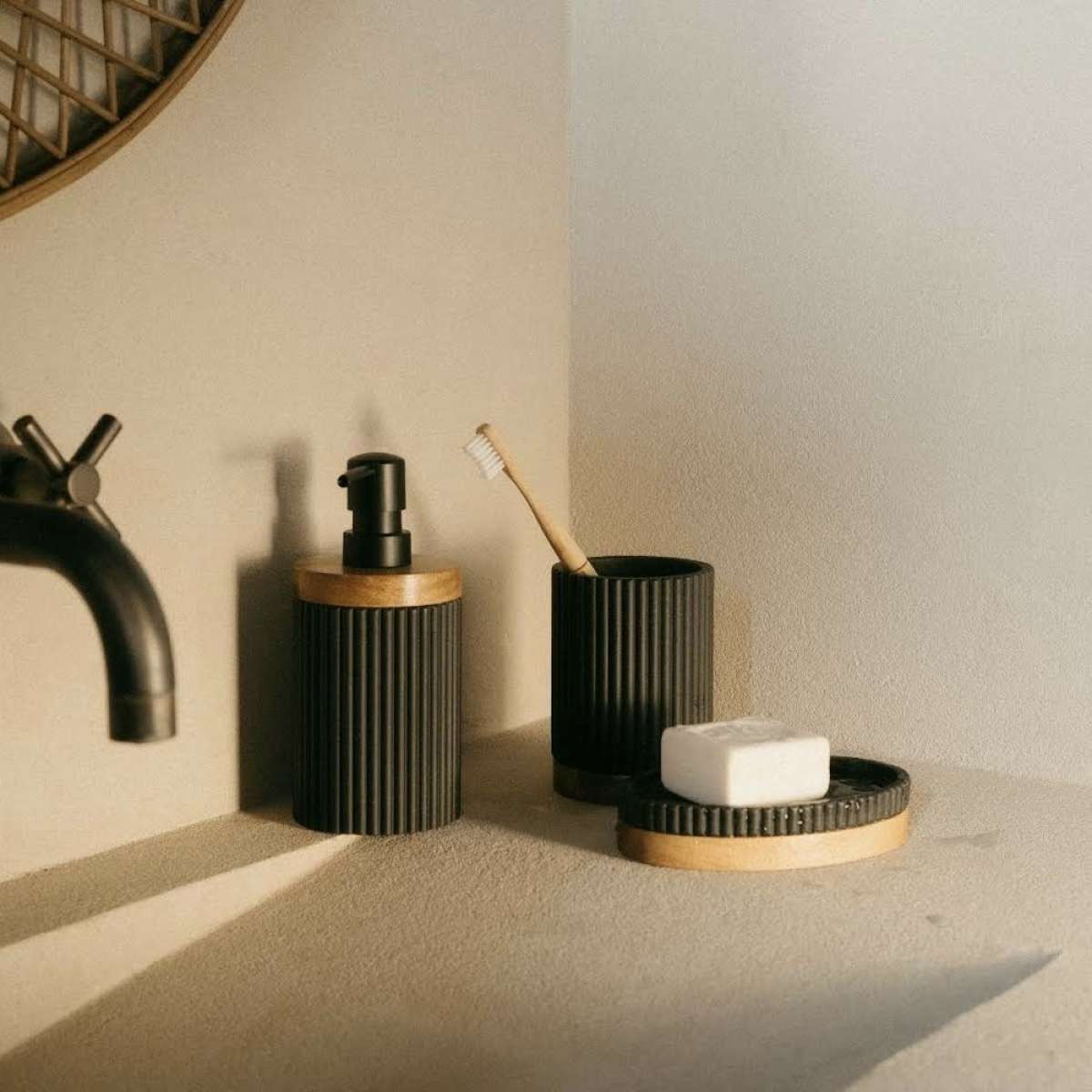 Immagine del prodotto Piattino Ovale porta Sapone Nero in poliresina/acacia | A. House