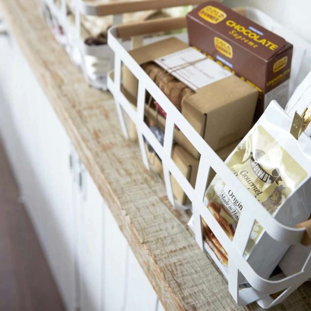 Immagine del prodotto Cesta Tosca Portaoggetti in Metallo Bianco con Manici in Legno | Yamazaki