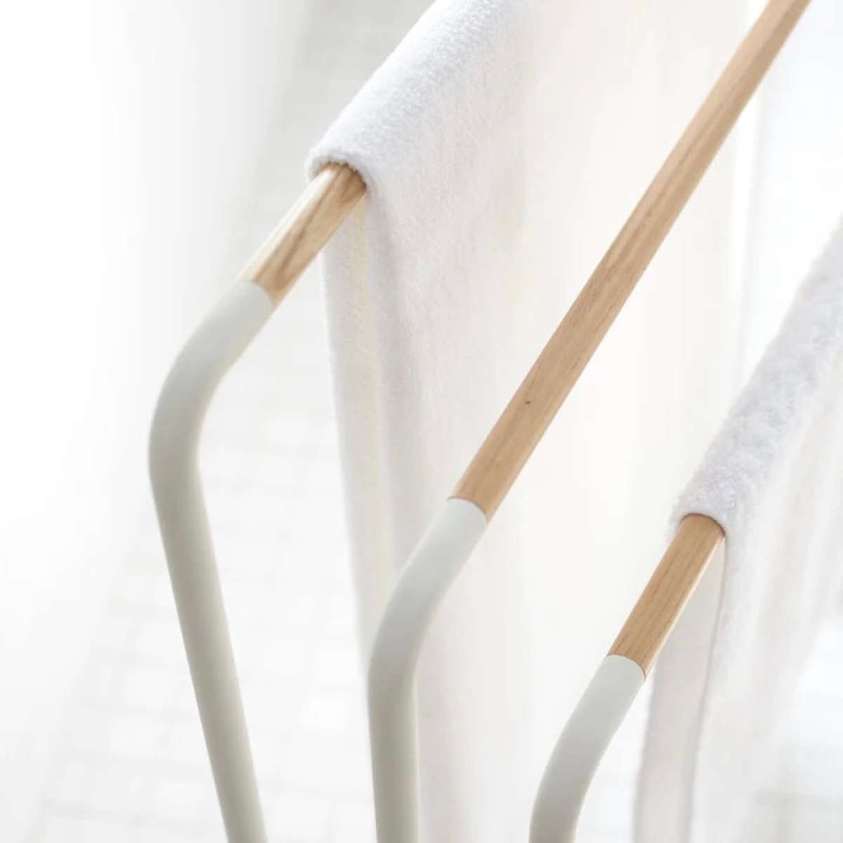 Immagine del prodotto Poggia Asciugamani in Metallo Bianco e Legno | Yamazaki