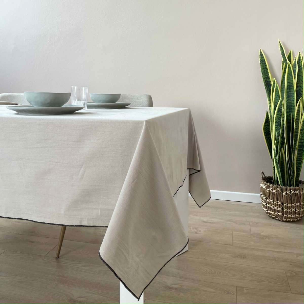 Immagine del prodotto Tovaglia Quadrata Tinta Unita Corino in Cotone No Stiro con Bordino nero | Côté Table