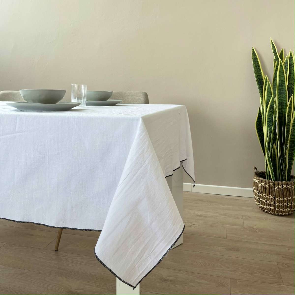 Immagine del prodotto Tovaglia Quadrata Tinta Unita Corino in Cotone No Stiro con Bordino nero | Côté Table