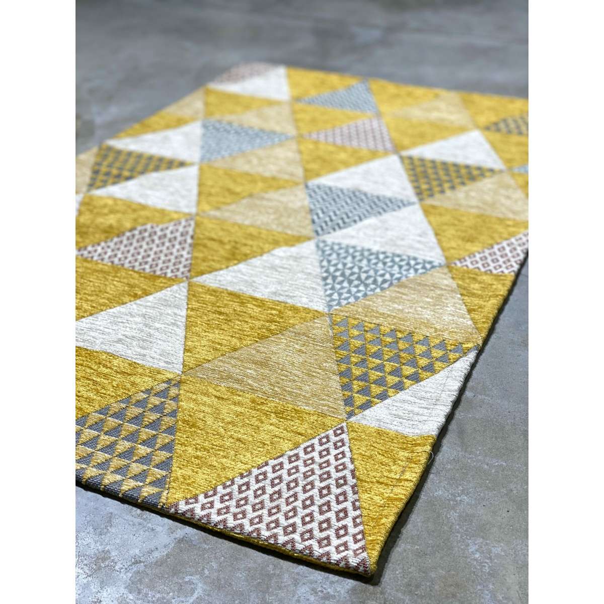 Immagine del prodotto Tappeto Triangoli Giallo Antiscivolo e Lavabile in Lavatrice | Pietro Zanetti Home