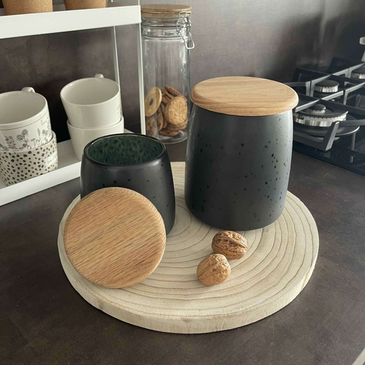 Immagine del prodotto Barattolo in Ceramica Scura grande
 con interno verde e tappo il legno | Bitz